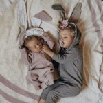 Leuke onesies in de kleur roze. De onesie is voor zien van een rits en een capuchon met daarop 2 konijnenoren. De oortjes hebben een witte binnenkant. Het pakje heeft geen voetjes.