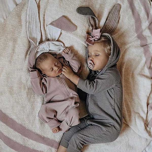 Leuke onesies in de kleur roze. De onesie is voor zien van een rits en een capuchon met daarop 2 konijnenoren. De oortjes hebben een witte binnenkant. Het pakje heeft geen voetjes.