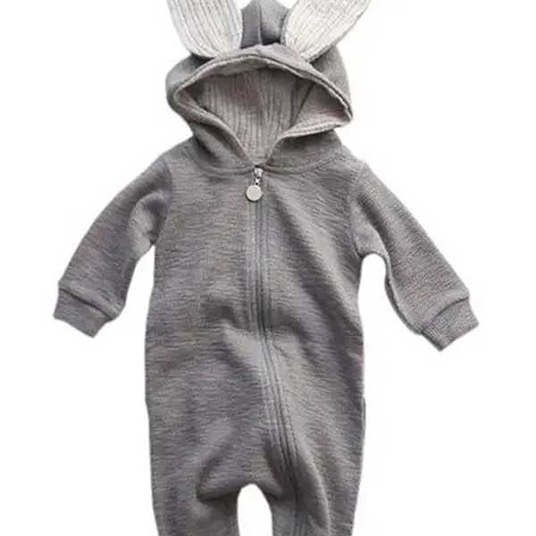 Leuke konijnenonesies in de kleur grijs. De onesie is voor zien van een rits en een capuchon met daarop 2 konijnenoren. De oortjes hebben een witte binnenkant. Het pakje heeft geen voetjes. 