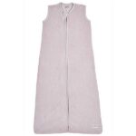 Deze zomer slaapzak ziet er niet alleen heerlijk aaibaar uit, dat is deze Meyco Baby Slaapzak Velvet ook écht! Maar dat niet alleen. De zomer slaapzak bestaat uit 1 laag gemaakt van 100% zacht katoen en is hierdoor perfect voor de warmere zomerdagen- en nachten. Het katoen ademt goed, heeft een goede vochtregulatie, houdt je kleintje op de juiste temperatuur en zorgt er zo voor dat het zomers niet te warm wordt.