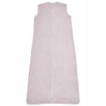 Deze zomer slaapzak ziet er niet alleen heerlijk aaibaar uit, dat is deze Meyco Baby Slaapzak Velvet ook écht! Maar dat niet alleen. De zomer slaapzak bestaat uit 1 laag gemaakt van 100% zacht katoen en is hierdoor perfect voor de warmere zomerdagen- en nachten. Het katoen ademt goed, heeft een goede vochtregulatie, houdt je kleintje op de juiste temperatuur en zorgt er zo voor dat het zomers niet te warm wordt.