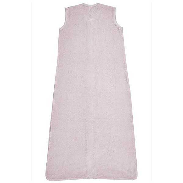 Deze zomer slaapzak ziet er niet alleen heerlijk aaibaar uit, dat is deze Meyco Baby Slaapzak Velvet ook écht! Maar dat niet alleen. De zomer slaapzak bestaat uit 1 laag gemaakt van 100% zacht katoen en is hierdoor perfect voor de warmere zomerdagen- en nachten. Het katoen ademt goed, heeft een goede vochtregulatie, houdt je kleintje op de juiste temperatuur en zorgt er zo voor dat het zomers niet te warm wordt.