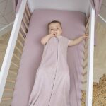 Deze zomer slaapzak ziet er niet alleen heerlijk aaibaar uit, dat is deze Meyco Baby Slaapzak Velvet ook écht! Maar dat niet alleen. De zomer slaapzak bestaat uit 1 laag gemaakt van 100% zacht katoen en is hierdoor perfect voor de warmere zomerdagen- en nachten. Het katoen ademt goed, heeft een goede vochtregulatie, houdt je kleintje op de juiste temperatuur en zorgt er zo voor dat het zomers niet te warm wordt.