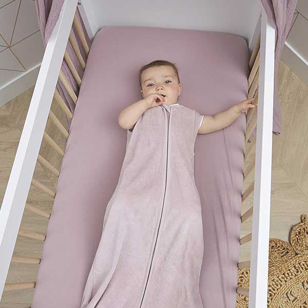 Deze zomer slaapzak ziet er niet alleen heerlijk aaibaar uit, dat is deze Meyco Baby Slaapzak Velvet ook écht! Maar dat niet alleen. De zomer slaapzak bestaat uit 1 laag gemaakt van 100% zacht katoen en is hierdoor perfect voor de warmere zomerdagen- en nachten. Het katoen ademt goed, heeft een goede vochtregulatie, houdt je kleintje op de juiste temperatuur en zorgt er zo voor dat het zomers niet te warm wordt.