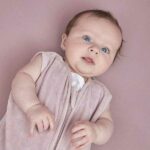 Deze zomer slaapzak ziet er niet alleen heerlijk aaibaar uit, dat is deze Meyco Baby Slaapzak Velvet ook écht! Maar dat niet alleen. De zomer slaapzak bestaat uit 1 laag gemaakt van 100% zacht katoen en is hierdoor perfect voor de warmere zomerdagen- en nachten. Het katoen ademt goed, heeft een goede vochtregulatie, houdt je kleintje op de juiste temperatuur en zorgt er zo voor dat het zomers niet te warm wordt.