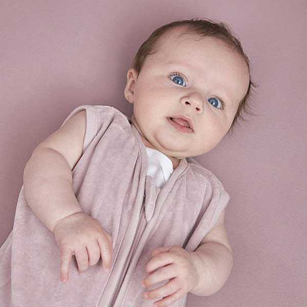 Deze zomer slaapzak ziet er niet alleen heerlijk aaibaar uit, dat is deze Meyco Baby Slaapzak Velvet ook écht! Maar dat niet alleen. De zomer slaapzak bestaat uit 1 laag gemaakt van 100% zacht katoen en is hierdoor perfect voor de warmere zomerdagen- en nachten. Het katoen ademt goed, heeft een goede vochtregulatie, houdt je kleintje op de juiste temperatuur en zorgt er zo voor dat het zomers niet te warm wordt.