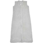 Een mooie en zachte slaapzak in een mooie zachtgrijze kleur. Hij ziet er niet alleen heerlijk aaibaar uit, dat is deze Meyco Baby Slaapzak Velvet ook écht! Maar dat niet alleen. De slaapzak bestaat uit 1 laag gemaakt van 100% zacht katoen en is hierdoor perfect voor de warmere zomerdagen- en nachten. Het katoen ademt goed, heeft een goede vochtregulatie, houdt je kleintje op de juiste temperatuur en zorgt er zo voor dat het zomers niet te warm wordt.