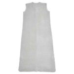 Een mooie en zachte slaapzak in een mooie zachtgrijze kleur. Hij ziet er niet alleen heerlijk aaibaar uit, dat is deze Meyco Baby Slaapzak Velvet ook écht! Maar dat niet alleen. De slaapzak bestaat uit 1 laag gemaakt van 100% zacht katoen en is hierdoor perfect voor de warmere zomerdagen- en nachten. Het katoen ademt goed, heeft een goede vochtregulatie, houdt je kleintje op de juiste temperatuur en zorgt er zo voor dat het zomers niet te warm wordt.