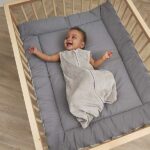 Een mooie en zachte slaapzak in een mooie zachtgrijze kleur. Hij ziet er niet alleen heerlijk aaibaar uit, dat is deze Meyco Baby Slaapzak Velvet ook écht! Maar dat niet alleen. De slaapzak bestaat uit 1 laag gemaakt van 100% zacht katoen en is hierdoor perfect voor de warmere zomerdagen- en nachten. Het katoen ademt goed, heeft een goede vochtregulatie, houdt je kleintje op de juiste temperatuur en zorgt er zo voor dat het zomers niet te warm wordt.