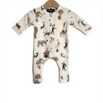 Een heerlijk zacht boxpakje Circus, zonder voetjes, van soepele tricot met een circusfiguren uit de collectie van By Ferial. Gemaakt van biologisch katoen.