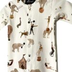 Een heerlijk zacht boxpakje Circus van soepele tricot met een circusfiguren van By Ferial. Gemaakt van biologisch katoen in neutrale kleuren.