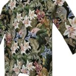 Dit zachte boxpakje Jungle, zonder voetjes, van soepele tricot met een dieren en bloemprint uit de collectie van By Ferial. Gemaakt van biologisch katoen. 