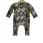 Dit zachte boxpakje Jungle, zonder voetjes, van soepele tricot met een dieren en bloemprint uit de collectie van By Ferial. Gemaakt van biologisch katoen.