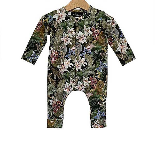 Dit zachte boxpakje Jungle, zonder voetjes, van soepele tricot met een dieren en bloemprint uit de collectie van By Ferial. Gemaakt van biologisch katoen.