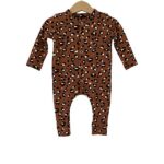 Een heerlijk zacht boxpakje Lynx Roest French Terry , zonder voetjes, van soepele tricot met een leuke vlekkenprint uit de collectie van By Ferial