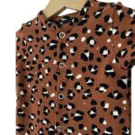 Een heerlijk zacht boxpakje Lynx Roest French Terry van soepele tricot met een leuke vlekkenprint uit de collectie van By Ferial