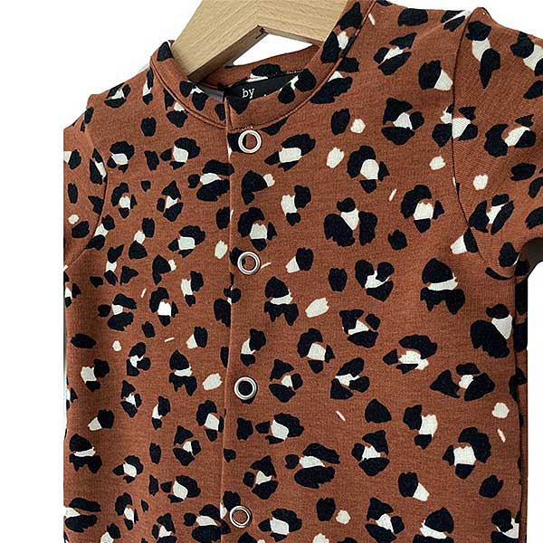 Een heerlijk zacht boxpakje Lynx Roest French Terry van soepele tricot met een leuke vlekkenprint uit de collectie van By Ferial