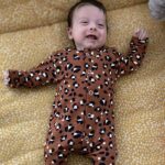 Een heerlijk zacht boxpakje Lynx Roest French Terry van soepele tricot met een leuke vlekkenprint uit de collectie van By Ferial voor jouw kindje