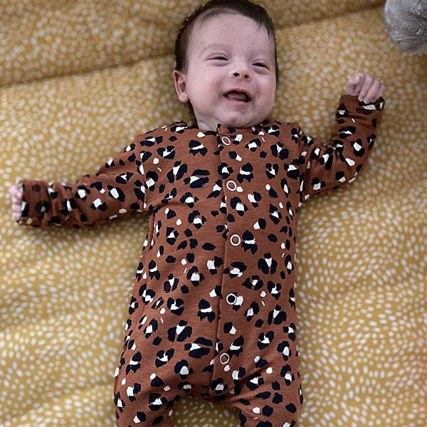 Een heerlijk zacht boxpakje Lynx Roest French Terry van soepele tricot met een leuke vlekkenprint uit de collectie van By Ferial voor jouw kindje