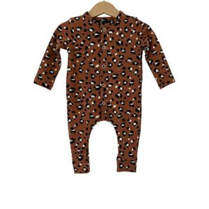Een heerlijk zacht boxpakje Lynx Roest French Terry , zonder voetjes, van soepele tricot met een leuke vlekkenprint uit de collectie van By Ferial