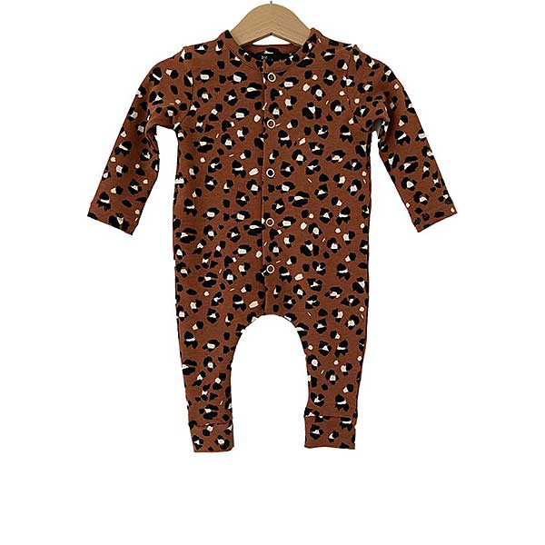 Een heerlijk zacht boxpakje Lynx Roest French Terry , zonder voetjes, van soepele tricot met een leuke vlekkenprint uit de collectie van By Ferial