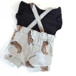 Heerlijk zacht en uiterst comfortabel grijs tuinbroekje met korte pijpen. Voorzien van een leuke print van luipaarden en komt uit de collectie van Hot Pink.