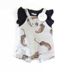 Heerlijk zacht en uiterst comfortabel grijs tuinbroekje met korte pijpen. Voorzien van een leuke print van luipaarden en komt uit de collectie van Hot Pink.