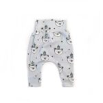 Heerlijk zacht en uiterst comfortabel lichtblauw broekje met een leuke print van berenhoofdjes met een indianentooi uit de collectie van Hot Pink.