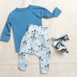 Heerlijk zacht en uiterst comfortabel lichtblauw broekje met een leuke print van berenhoofdjes met een indianentooi uit de collectie van Hot Pink.