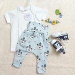 Heerlijk zacht en uiterst comfortabel lichtblauw broekje met een leuke print van berenhoofdjes met een indianentooi uit de collectie van Hot Pink.