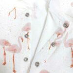 Een heerlijk zacht boxpakje Flamingo in de kleur gebroken wit, zonder voetjes, van soepele tricot met een leuke flamingo print uit de collectie van Hot Pink