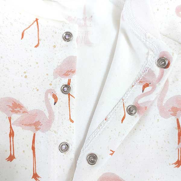 Een heerlijk zacht boxpakje Flamingo in de kleur gebroken wit, zonder voetjes, van soepele tricot met een leuke flamingo print uit de collectie van Hot Pink
