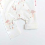 Een heerlijk zacht boxpakje Flamingo in de kleur gebroken wit, zonder voetjes, van soepele tricot met een leuke flamingo print uit de collectie van Hot Pink