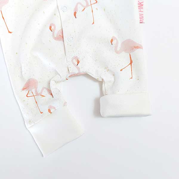 Een heerlijk zacht boxpakje Flamingo in de kleur gebroken wit, zonder voetjes, van soepele tricot met een leuke flamingo print uit de collectie van Hot Pink