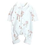 Een heerlijk zacht boxpakje Flamingo in de kleur gebroken wit, zonder voetjes, van soepele tricot met een leuke flamingo print uit de collectie van Hot Pink