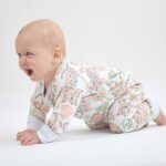 Een heerlijk zacht gebroken wit boxpakje, zonder voetjes, van soepele tricot met bedrukkingen van roze luipaarden uit de collectie van Hot Pink.