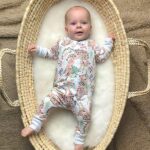 Een heerlijk zacht gebroken wit boxpakje, zonder voetjes, van soepele tricot met bedrukkingen van roze luipaarden uit de collectie van Hot Pink.