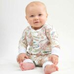 Een heerlijk zacht gebroken wit boxpakje, zonder voetjes, van soepele tricot met bedrukkingen van roze luipaarden uit de collectie van Hot Pink.