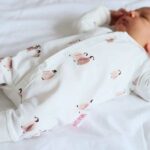 Een heerlijk zacht boxpakje in de kleur gebroken wit met bedrukkingen van de pinguïns uit de collectie van Hot Pink. Boxpakje heeft geen voetjes.