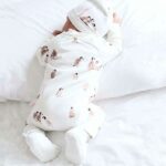 Een heerlijk zacht boxpakje in de kleur gebroken wit met bedrukkingen van de pinguïns uit de collectie van Hot Pink. Boxpakje heeft geen voetjes.