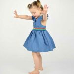 Dit leuke denim regenboog jurkje kan op de warme dagen zo gedragen worden. Met koud weer kan je het leuk combineren met een shirtje en maillot. Het jurkje heeft een opgenaaide ceintuur van de regenboog.