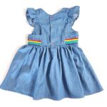 Dit leuke denim regenboog jurkje kan op de warme dagen zo gedragen worden. Met koud weer kan je het leuk combineren met een shirtje en maillot. Het jurkje heeft een opgenaaide ceintuur van de regenboog.