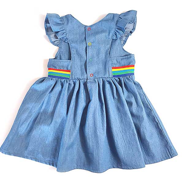 Dit leuke denim regenboog jurkje kan op de warme dagen zo gedragen worden. Met koud weer kan je het leuk combineren met een shirtje en maillot. Het jurkje heeft een opgenaaide ceintuur van de regenboog.