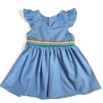 Dit leuke denim regenboog jurkje kan op de warme dagen zo gedragen worden. Met koud weer kan je het leuk combineren met een shirtje en maillot. Het jurkje heeft een opgenaaide ceintuur van de regenboog.