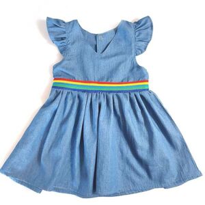 Dit leuke denim regenboog jurkje kan op de warme dagen zo gedragen worden. Met koud weer kan je het leuk combineren met een shirtje en maillot. Het jurkje heeft een opgenaaide ceintuur van de regenboog. 