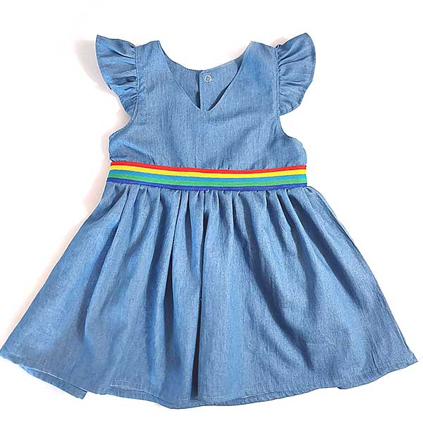 Dit leuke denim regenboog jurkje kan op de warme dagen zo gedragen worden. Met koud weer kan je het leuk combineren met een shirtje en maillot. Het jurkje heeft een opgenaaide ceintuur van de regenboog.