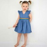 Dit leuke denim regenboog jurkje kan op de warme dagen zo gedragen worden. Met koud weer kan je het leuk combineren met een shirtje en maillot. Het jurkje heeft een opgenaaide ceintuur van de regenboog.