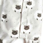 Een heerlijk zachte ecru kleurige onesie met capuchon. Gemaakt van soepele tricot met een leuke print van schapen hoofdjes uit de collectie van Hot Pink. De onesie heeft geen voetjes. 