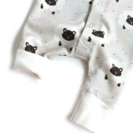 Een heerlijk zachte ecru kleurige onesie met capuchon. Gemaakt van soepele tricot met een leuke print van schapen hoofdjes uit de collectie van Hot Pink. De onesie heeft geen voetjes. 