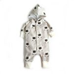 Een heerlijk zachte ecru kleurige onesie met capuchon. Gemaakt van soepele tricot met een leuke print van schapen hoofdjes uit de collectie van Hot Pink. De onesie heeft geen voetjes. 